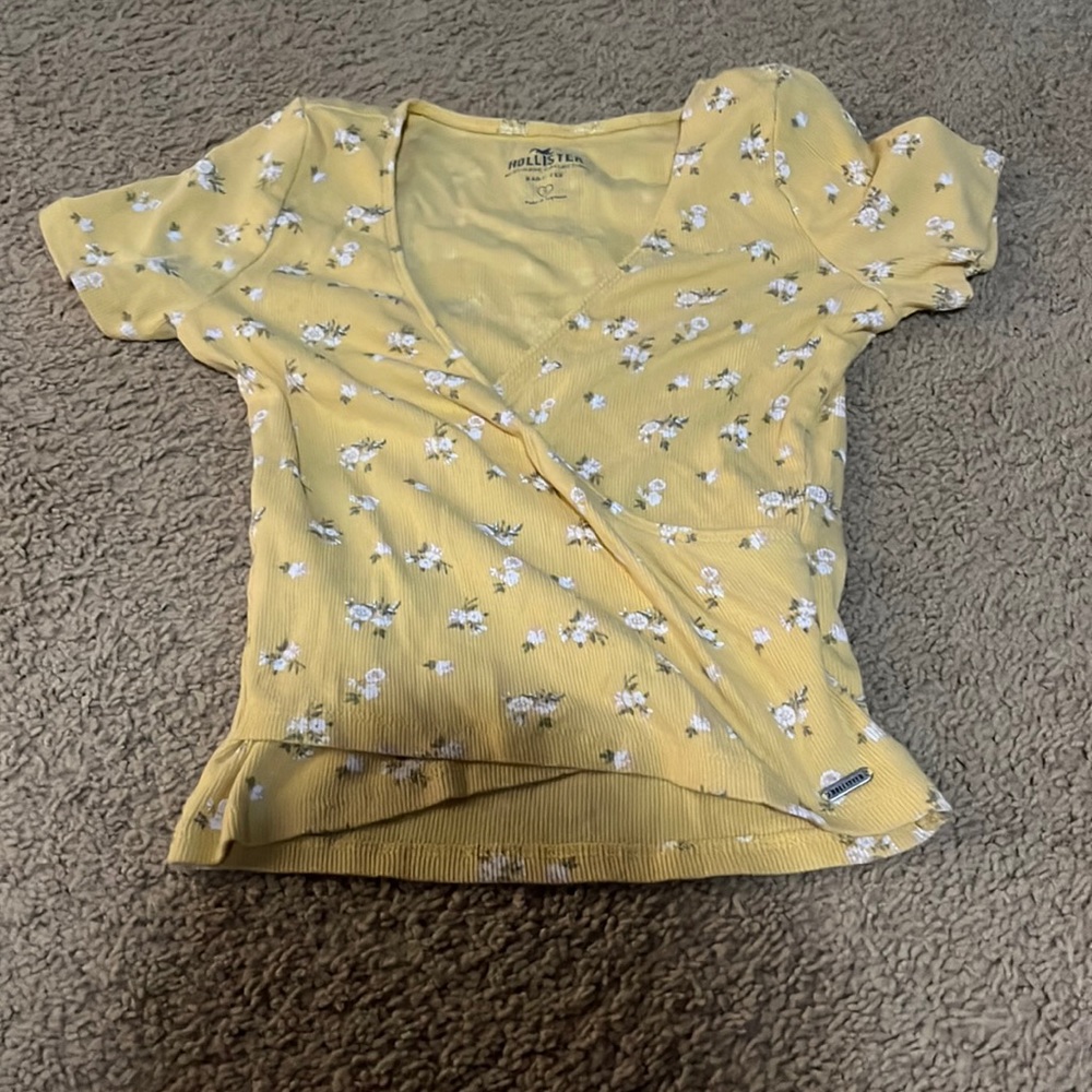 NEVER WORN yellow  Hollister baby tee